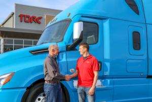 Michael Fleming, CEO of Torc and Roger Nielsen, CEO of Daimler Trucks North America shaking hands